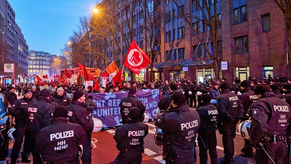 Eine Demonstration linker Gruppen in der Hamburger Innenstadt. © picture alliance/dpa Foto: Georg Wendt