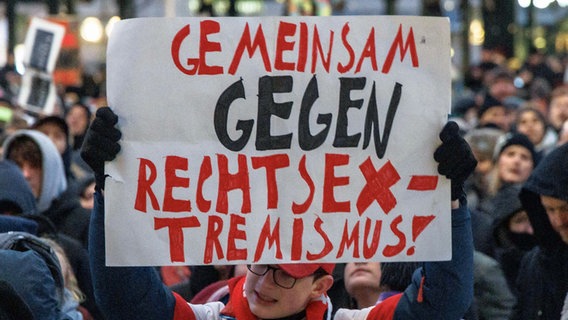 Ein Teilnehmer einer Demonstration in Hamburg hält ein Plakat mit der Aufschrift "Gemeinsam gegen Rechtsextremismus". © picture alliance / dpa Foto: Markus Scholz