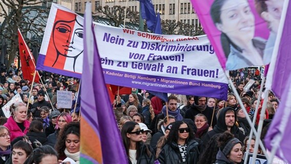 Am internationalen Frauentag demonstrieren mehrere Hunderte Teilnehmer unter dem Motto "Feministischer Kampftag" auf dem Rathausmarkt in Hamburg für die Rechte von Frauen. © pictura alliance / dpa Foto: Ulrich Perrey