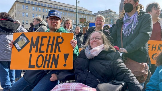 Mehrere Personen nehmen an einer Demonstation in Hamburg teil. © NDR Foto: Jörn Straehler-Pohl
