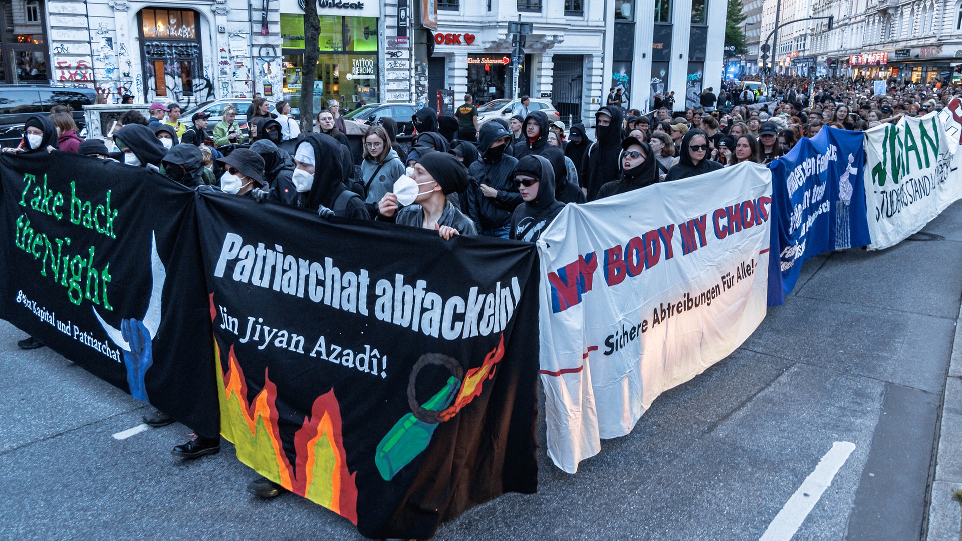 Mai-Demos in Hamburg: Einsatz der Polizei beginnt