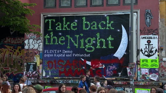 Ein Plakat weist auf die Demo unter dem Motto "Take Back The Night" in Hamburg hin. © TeleNewsNetwork Foto: Screenshot
