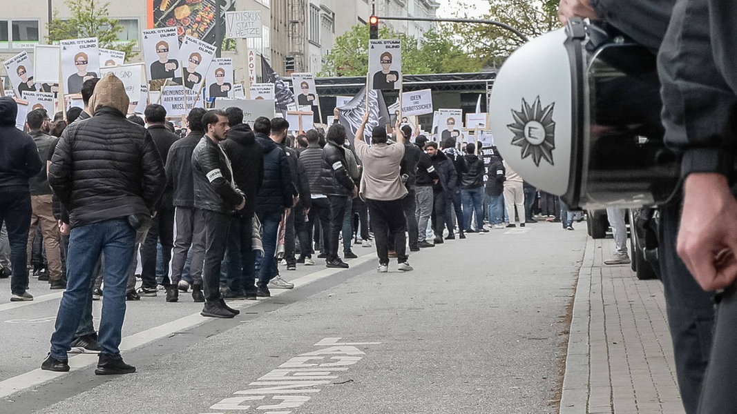 Polizisten stehen neben einer Islamisten-Demo in Hamburg.