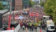 Eine Demonstration gegen Rechtsextremismus in der Hamburger Innenstadt. © NDR Foto: Zeljko Todorovic