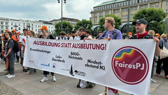 Medizinstudierende aus Hamburg, Kiel, Lübeck und Berlin demonstrieren am Hamburger Hauptbahnhof für Änderungen beim Praktischen Jahr. © NDR Foto: Jörn Straehler-Pohl