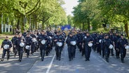 Die Polizei eskortiert die Teilnehmenden einer Demonstration des Bündnis "Wer hat, der gibt" am 01.05.2024 in der Nähe des Hamburger Dammtor-Bahnhofs. © picture alliance/dpa Foto: Georg Wendt