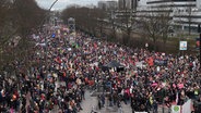 Viele Menschen versammeln sich auf der Edmund-Siemers-Allee in Hamburg bei einer Großdemo gegen Rechtsextremismus. © NDR 