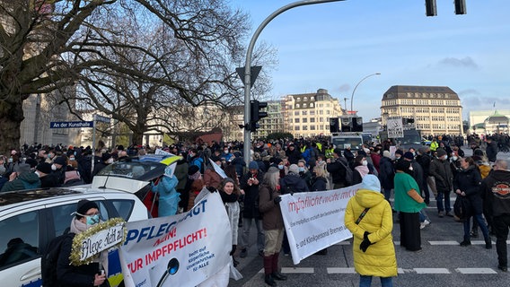 Teilnehmerinnen und Teilnehmer der Demonstration gegen die Corona-Impfung am 08. Januar 2022 in Hamburg. © NDR Foto: Finn Kessler