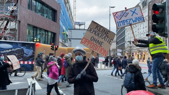 Ein Teilnehmer mit Aluhut auf der Demonstration gegen die Corona-Impfung am 08. Januar 2022 in Hamburg. © NDR Foto: Finn Kessler