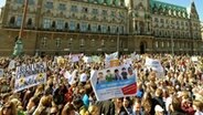 Demonstranten protestieren vor dem Hamburger Rathaus gegen die geplante Schulreform © dpa Foto: Jens Ressing