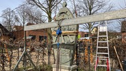 Ein Denkmal in Wilhelmsburg wird umgedreht. © NDR Foto: Franziska Storch