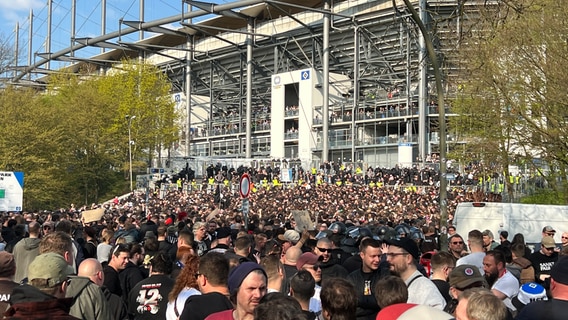 Die Fanmärsche des HSV und des FC St. Pauli erreichen das Stadion. © NDR Foto: Ingmar Schmidt
