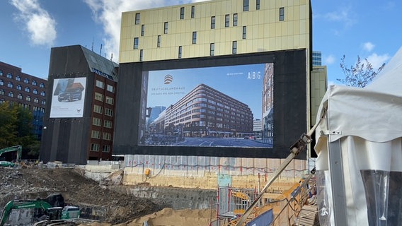 Grundsteinlegung für das Deutschlandhaus am Hamburger Gänsemarkt. © NDR Foto: Thomas Herter