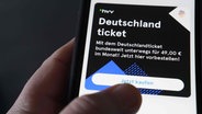 Ein Mann tippt auf seinem Smartphone auf die HVV-Switch-App. © dpa Foto: Marcus Brandt