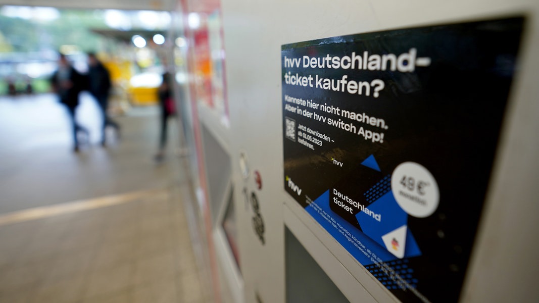 Ein Hinweisschild zum Erwerb eines Deutschlandtickets klebt an einem Fahrkartenautomaten des Hamburger U-Bahnhofs Schlump.
