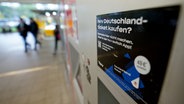 Ein Hinweisschild zum Erwerb eines Deutschlandtickets klebt an einem Fahrkartenautomaten des Hamburger U-Bahnhofs Schlump. © picture alliance / dpa Foto: Marcus Brandt