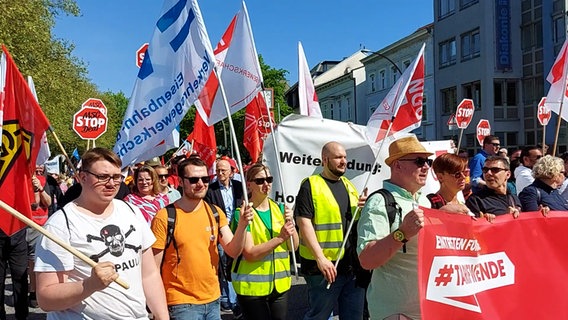 Menschen demonstrieren in Hamburg-Altona am 1. Mai. © NDR Foto: Screenshot