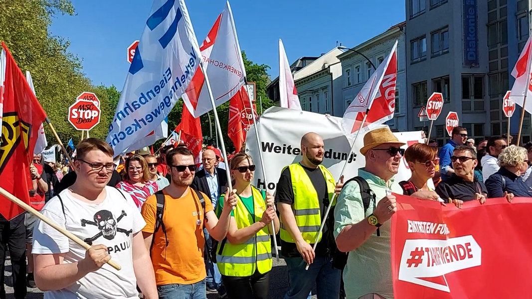 Menschen demonstrieren in Hamburg-Altona am 1. Mai.