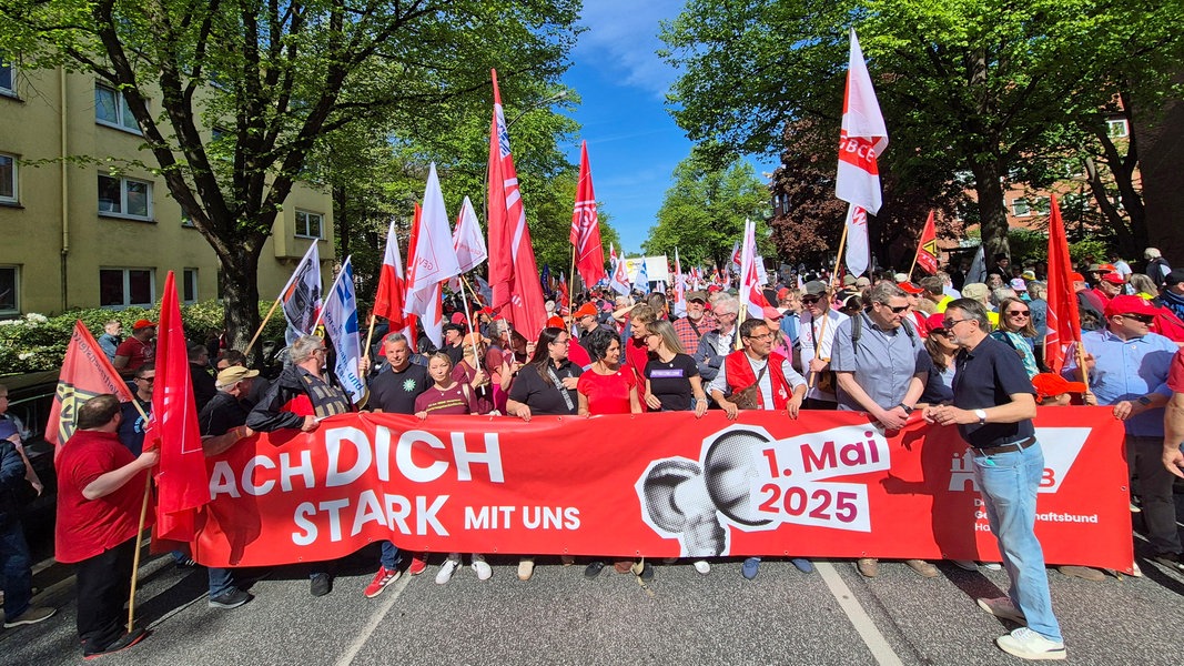 Gewerkschaften demonstrieren in Hamburg für soziale Gerechtigkeit