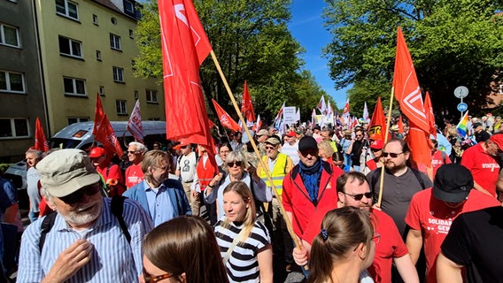 Demonstrierende auf einer DGB-Demo in Hamburg am 1. Mai. © NDR Foto: Karsten Sekund