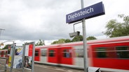 Eine S-Bahn verlässt den S-Bahnhof Diebsteich. © picture alliance/dpa | Bodo Marks Foto: Bodo Marks