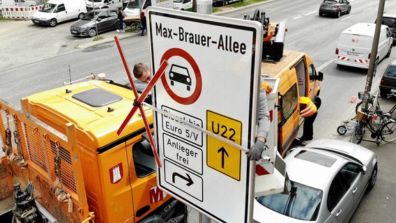 Ein Verkehrsschild zum Diesel-Fahrverbot in Hamburg-Altona wird montiert. © picture alliance / dpa Foto: Daniel Bockwoldt