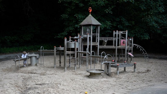 Ein Kind spielt auf einer Wasseranlage eines Spielplatzes im Harburger Stadtpark. © NDR Foto: Screenshot