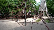 Kinder spielen auf der Kletterpyramide im Lindenpark in Hamburg-Eimsbüttel. © NDR Foto: Screenshot