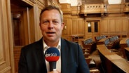 Dietrich Lehmann von NDR 90,3 berichtet aus dem Hamburger Rathaus. © NDR Foto: Screenshot