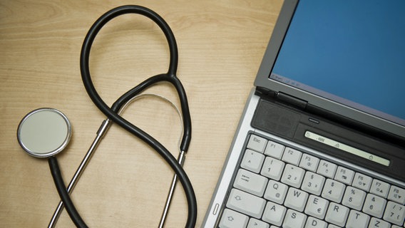 Ein Stethoskop liegt neben einem Laptop. © picture alliance / dpa / ZB Foto: Patrick Pleul