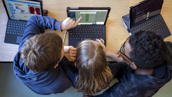 Schülerinnen und Schüler arbeiten an Tablets und Laptops. © Keystone Foto: Georgios Kefalas