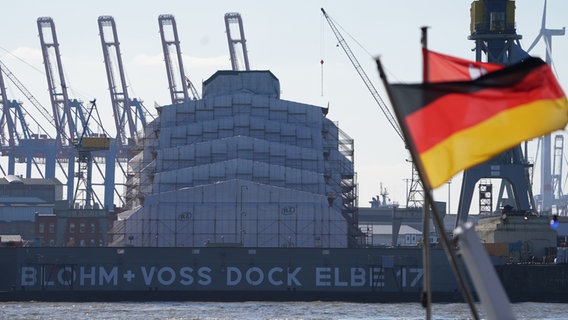 Komplett verhüllt liegt die Mega-Yacht "Dilbar" im Blohm+Voss Dock Elbe 17 im Hafen. © dpa Foto: Marcus Brandt