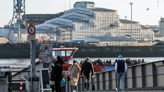 Komplett verhüllt liegt die Mega-Jacht "Dilbar" im Dock Elbe 17 der Werft Blohm + Voss im Hafen. © picture alliance / dpa Foto: Markus Scholz