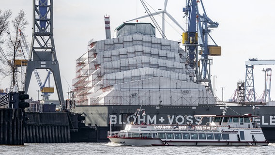 Komplett verhüllt liegt die Mega-Yacht "Dilbar" im Blohm+Voss Dock Elbe 17 im Hafen. © dpa Foto: Markus Scholz