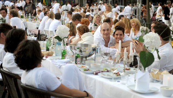 Teilnehmer des Massenpicknicks "Weißes Dinner" in Eimsbüttel. © dpa Foto: Marcus Brandt