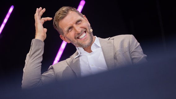 Basketballer Dirk Nowitzki spricht bei einem Kongress. (Archivfoto) © picture alliance/dpa Foto: Rolf Vennenbernd