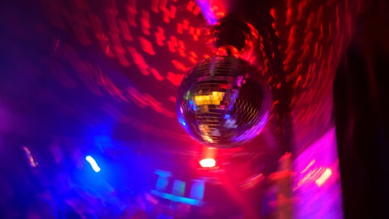 Eine Discokugel dreht sich in einem Club im Hamburger Schanzenviertel. © picture alliance/dpa | Jonas Walzberg Foto: Jonas Walzberg
