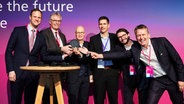 Mehrere Personen beim Festakt zur Eröffnung des DLR Innovationszentrums Hamburg. © DLR / Leon Jakobs 