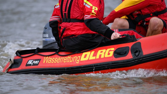 DLRG-Retter in einem Boot auf der Elbe. © picture alliance/dpa Foto: Daniel Reinhardt