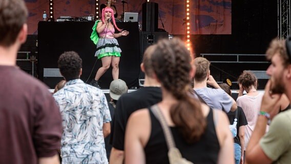 Die Sängerin SATARII eröffnet mit ihrem Auftritt das Dockville Festival in Hamburg-Wilhelmsburg. © picture alliance/dpa | Markus Scholz Foto: Markus Scholz