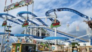 Das Fahrgeschäft "Heidi the Coaster" auf dem Hamburger Sommerdom 2023 © NDR Foto: Karolin Weiß