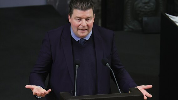 Bei der Sitzung der Hamburgischen Bürgerschaft im Rathaus Hamburg spricht Finanzsenator Andreas Dressel (SPD) zu den Abgeordneten. © picture alliance/dpa Foto: Ulrich Perrey