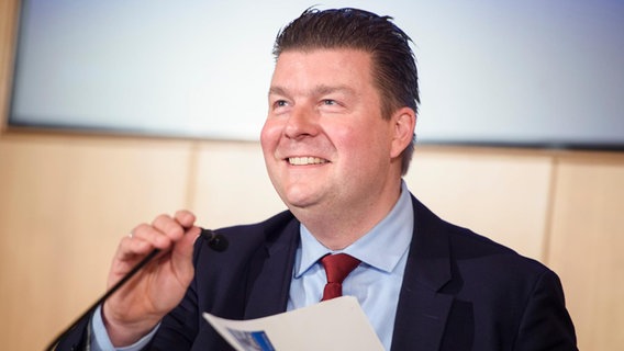 Hamburgs Finanzsenator Andreas Dressel (SPD) bei einer Pressekonferenz im Rathaus. © Gregor Fischer/dpa 