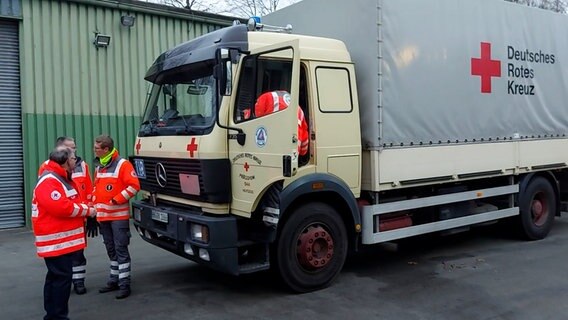 Ein Lkw des Deutschen Roten Kreuzes in Hamburg soll Hilfsgüter in die Erdbebenregion in der Türkei bringen. © NDR Foto: Screenshot