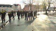 Ein Mann wird von der Polizei abgeführt. © TNN Foto: Screenshot