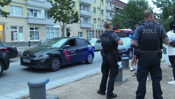 Zivilfahnder, Zöllner und Schutzpolizisten stehen am Osterbrookplatz neben einem Drogentaxi. © TV News Kontor Foto: Screenshot