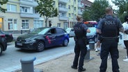 Zivilfahnder, Zöllner und Schutzpolizisten stehen am Osterbrookplatz neben einem Drogentaxi. © TV News Kontor Foto: Screenshot
