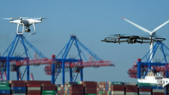 Zwei Drohnen fliegen im Hamburger Hafen. © picture alliance / dpa Foto: Marcus Brandt