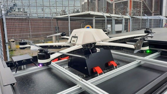 Eine Drohne steht auf einem Anhänger. © NDR Foto: Dietrich Lehmann
