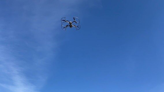 Eine Drohne am Himmel © NDR / Finn Kessler 